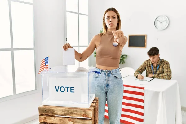 Jovem Loira Votando Colocando Envoltório Urna Apontando Com Dedo Para — Fotografia de Stock