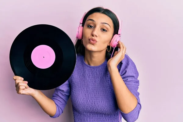 Mujer Hispana Joven Usando Auriculares Sosteniendo Disco Vinilo Mirando Cámara — Foto de Stock