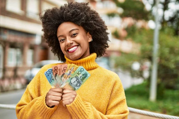 Joven Afroamericana Americana Sonriendo Feliz Sosteniendo Dólares Australianos Ciudad — Foto de Stock