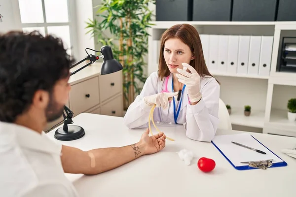 Orvosi Egyenruhát Viselő Férfi Vérminta Kémcsövet Tart Klinikán — Stock Fotó