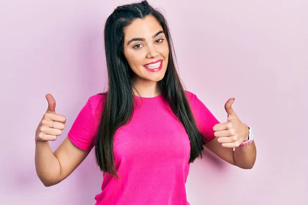 Junges Hispanisches Mädchen Lässigem Rosafarbenem Shirt Mit Positiver Geste Mit — Stockfoto