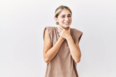 Sarışın genç bir kadın izole edilmiş arka planda durup bağırıyor ve boğularak ölüyor çünkü acı verici bir şekilde boğulmuş. Sağlık problemi. Boğulma ve intihar konsepti. 