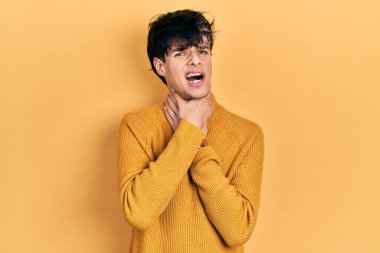 Sarı kazak giyen yakışıklı hippi genç adam boğularak can çekişiyor çünkü boğularak can yakıyor. Sağlık problemi. Boğulma ve intihar konsepti. 