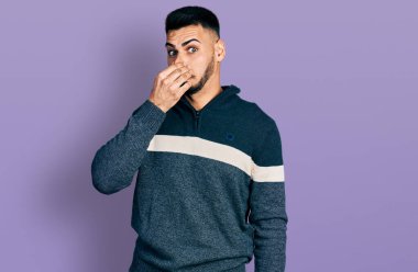 Sakallı, sıradan bir kazak giyen, pis ve iğrenç bir koku alan, nefesini burnunda tutan genç İspanyol bir adam. Kötü kokuyor. 