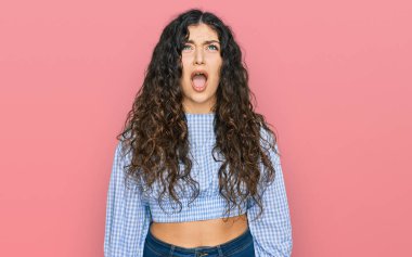 Öfkeli ve kızgın bağıran öfkeli, öfkeyle bağıran Latin asıllı genç bir kız. öfke ve agresif konsept. 