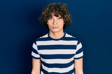 Normal çizgili tişört giyen yakışıklı genç adam depresif ve endişeli, sinirli ve korkmuş. hüzünlü ifade. 