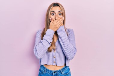 Gündelik tişört giyen güzel İspanyol kadın yanlışlıkla elleri ile ağzını kapatırken şok oldu. gizli kavram. 