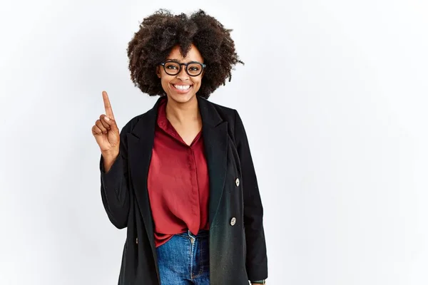 Африканская Американка Афроволосами Деловой Куртке Очках Показывает Показывает Пальцем Номер — стоковое фото