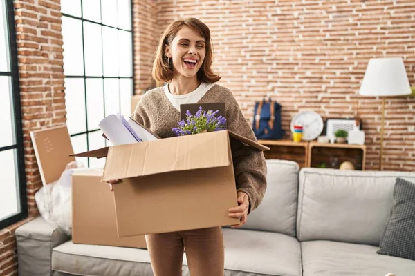 Jonge Mooie Vrouw Die Een Doos Vasthoudt Naar Een Nieuw — Stockfoto