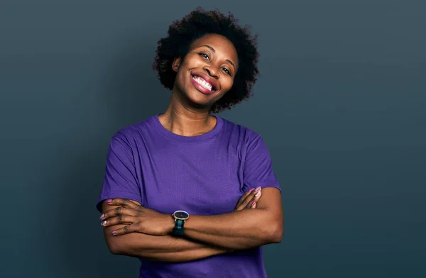 Африканська Американка Волоссям Афроамериканського Кольору Звичайній Фіолетовій Футболці Задоволенням Посміхається — стокове фото