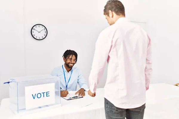 Zwei Männer Lächeln Selbstbewusst Bei Der Stimmabgabe Wahlmännergremium — Stockfoto