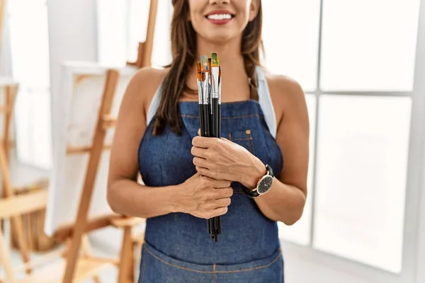 Young Hispanic Artist Woman Smiling Happy Drawing Art Studio — ストック写真