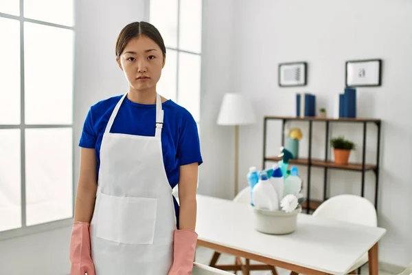 Young Chinese Girl Wearing Cleaner Uniform Standing Home Serious Expression — Stock Photo, Image