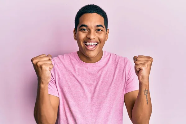 Jeune Homme Hispanique Beau Portant Shirt Rose Décontracté Célébrant Surpris — Photo