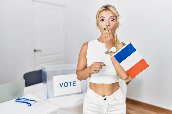 Молодая Кавказская Женщина Выборах Держа Французский Флаг Прикрывающий Рот Рукой — стоковое фото