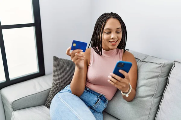 Молода Афроамериканська Жінка Користуючись Смартфоном Тримає Вдома Кредитну Картку — стокове фото