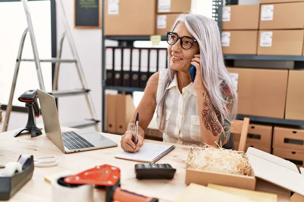 Middelbare Leeftijd Grijs Harige Vrouw Bedrijf Commerce Werknemer Praten Smartphone — Stockfoto