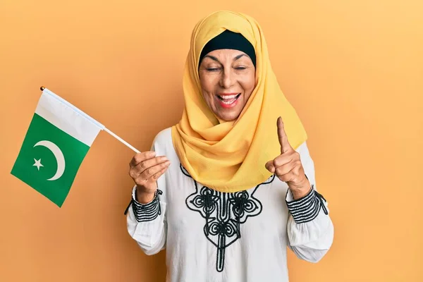 Middle Age Hispanic Woman Wearing Hijab Holding Pakistan Flag Smiling — Stock Photo, Image