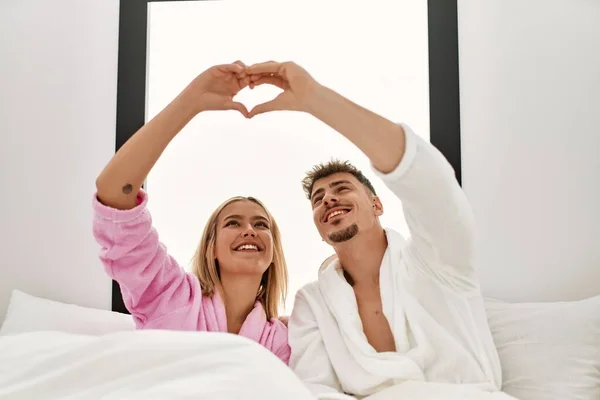 Kafkasyalı Genç Çift Gülümsüyor Evdeki Yatakta Elleri Olan Mutlu Kalp — Stok fotoğraf