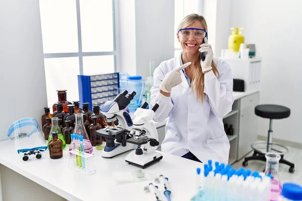 Όμορφη Γυναίκα Που Εργάζονται Εργαστήριο Επιστήμονας Μιλώντας Στο Τηλέφωνο Χαμογελώντας — Φωτογραφία Αρχείου