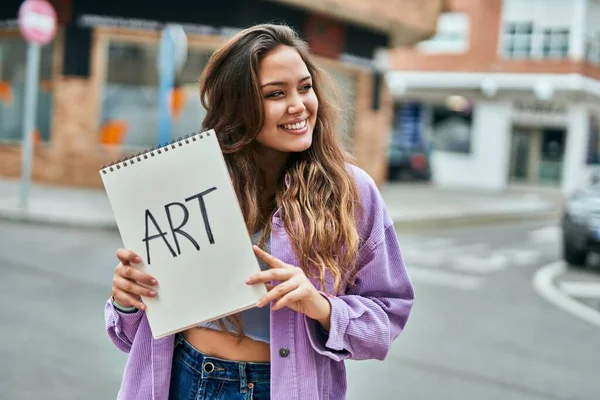 Jonge Spaanse Kunst Student Vrouw Glimlachend Gelukkig Met Notebook Stad — Stockfoto