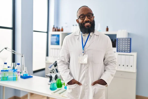 研究室で科学者の制服を着た若いアフリカ系アメリカ人男性 — ストック写真