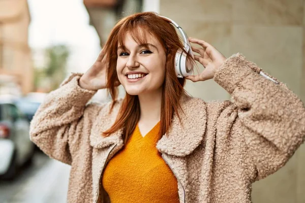 Chica Pelirroja Joven Sonriendo Feliz Usando Auriculares Ciudad — Foto de Stock
