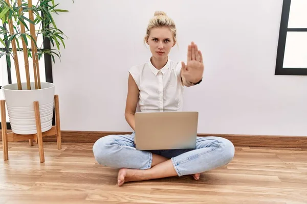 Jonge Blonde Vrouw Met Behulp Van Computer Laptop Zittend Vloer — Stockfoto