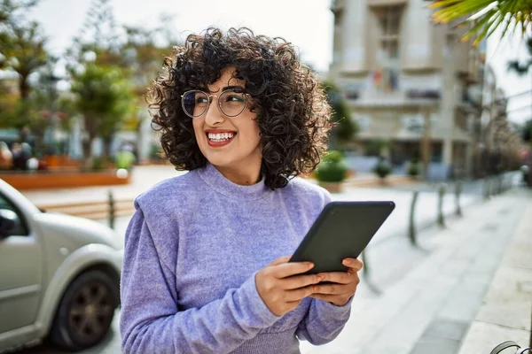 Jovem Mulher Oriente Médio Sorrindo Confiante Usando Touchpad Rua — Fotografia de Stock