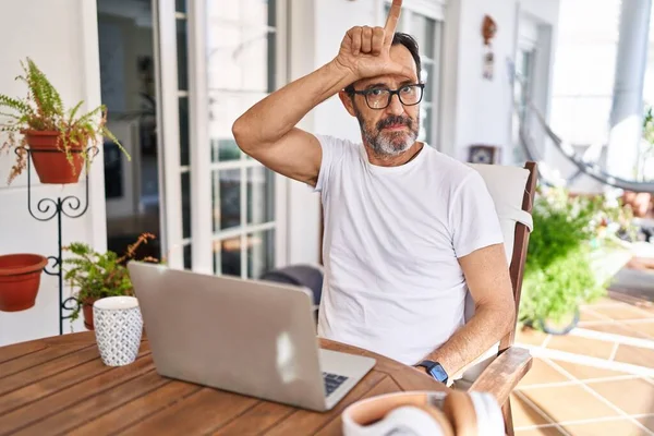 Middle Age Man Using Computer Laptop Home Making Fun People — Stock Photo, Image