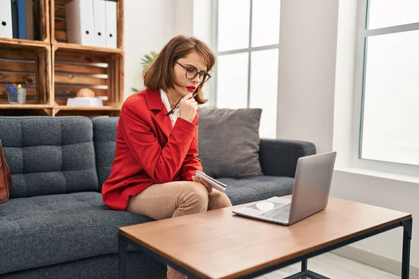 Ung Kaukasisk Kvinnlig Psykolog Som Har Online Konsultation Psykologiskt Centrum — Stockfoto