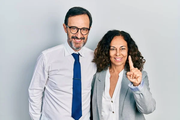 Medelålders Par Latinamerikansk Kvinna Och Man Bär Business Office Uniform — Stockfoto