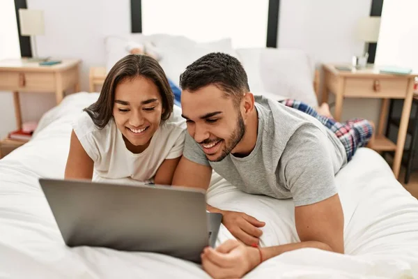 Jong Latijn Paar Glimlachen Gelukkig Met Behulp Van Laptop Slaapkamer — Stockfoto