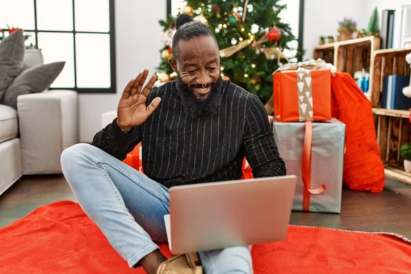 Jong Afrikaans Amerikaans Man Having Video Call Zitten Door Kerstboom — Stockfoto