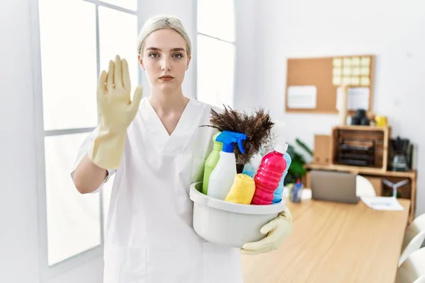 Junge Kaukasische Frau Putzuniform Hält Putzmittel Reinigungsbüro Mit Offener Hand — Stockfoto