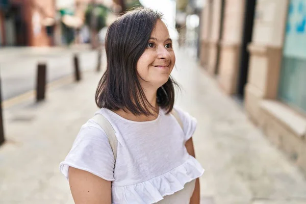 Femme Trisomique Souriante Confiante Debout Dans Rue — Photo