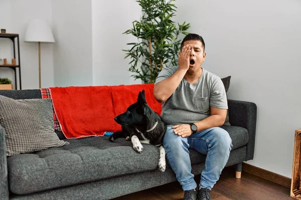 Jovem Latino Cão Sentado Sofá Casa Bocejando Cansado Cobrindo Metade — Fotografia de Stock