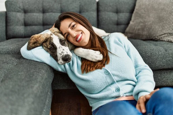 Jonge Vrouw Knuffelen Hond Zitten Vloer Thuis — Stockfoto