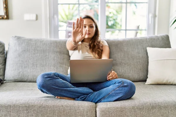 Vacker Ung Brunett Kvinna Sitter Soffan Med Hjälp Datorn Laptop — Stockfoto