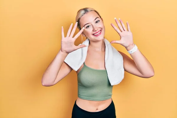 Spor Kıyafetleri Havlu Giyen Genç Sarışın Kız Numarayı Gösterip Işaret — Stok fotoğraf