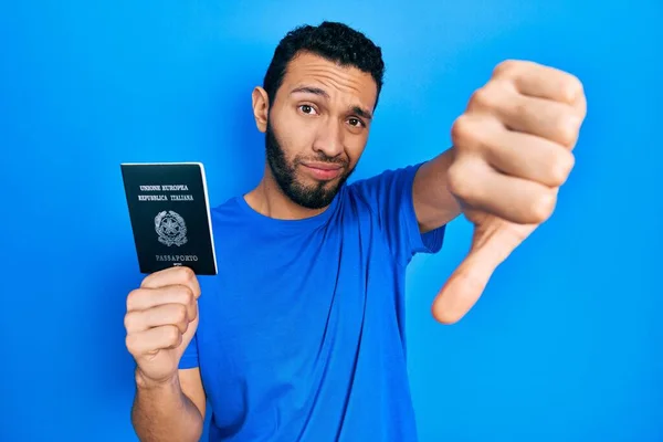 Hiszpan Brodą Włoskim Paszportem Wyglądający Nieszczęśliwego Wściekłego Wykazujący Odrzucenie Negatyw — Zdjęcie stockowe