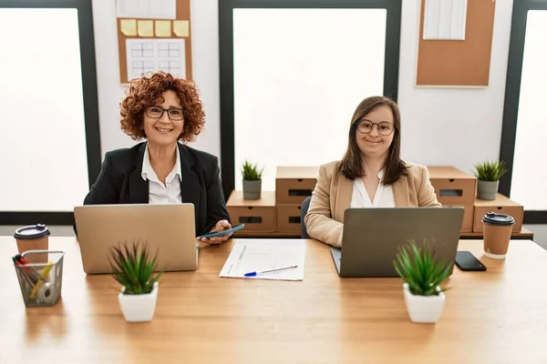 Grupp Med Två Kvinnor Som Arbetar Kontoret Gammal Kvinna Och — Stockfoto