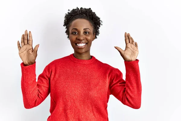若いアフリカ系アメリカ人の女性は 自信を持って幸せな笑顔ながら 孤立した背景にカジュアルな服を着て指の数10で示すと指摘 — ストック写真