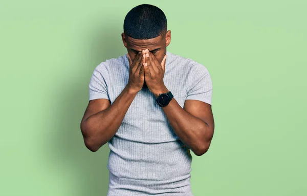 泣きながら手で顔を覆う悲しい表情のカジュアルなTシャツを着た若い黒人男性 うつ病の概念 — ストック写真