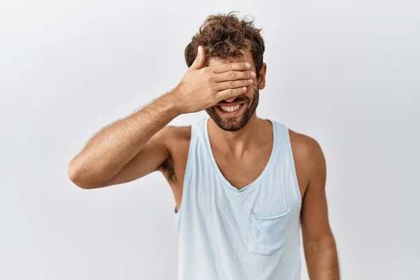 Homem Bonito Jovem Sobre Fundo Isolado Sorrindo Rindo Com Mão — Fotografia de Stock