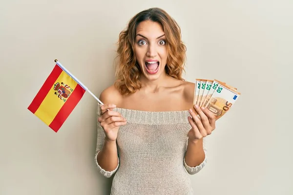 Молодая Кавказская Женщина Испанским Флагом Банкнотами Евро Празднует Сумасшедший Поражен — стоковое фото