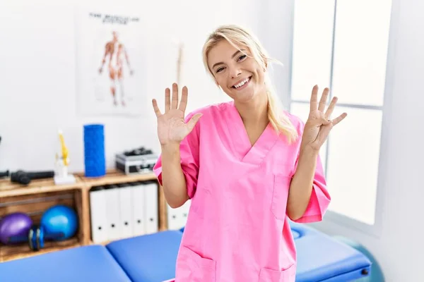 Молода Біла Жінка Працює Клініці Відновлення Болю Показуючи Пальцями Номер — стокове фото