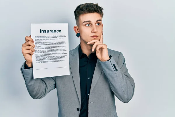 Jonge Blanke Jongen Met Oorverwijding Houdt Verzekeringsdocument Serieus Gezicht Denken — Stockfoto