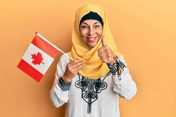 Middle Age Hispanic Woman Wearing Hijab Holding Canada Flag Smiling — Stock Photo, Image