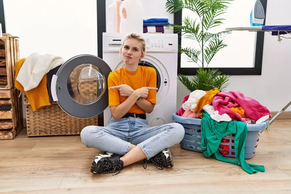 Jonge Blonde Vrouw Doen Wasgoed Zitten Door Wasmachine Wijzen Naar — Stockfoto